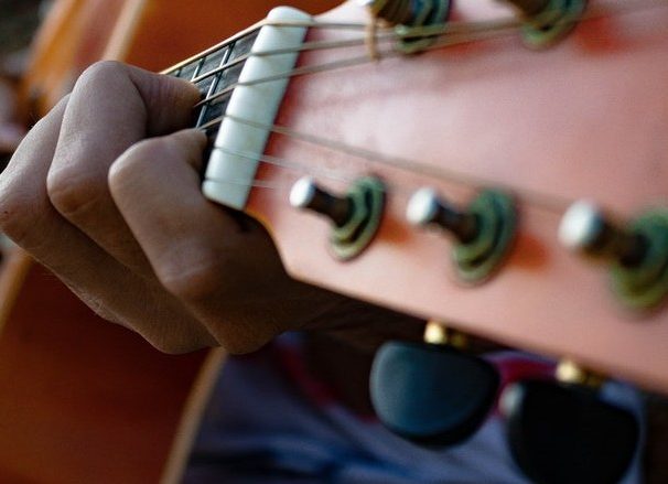 An open A minor chord